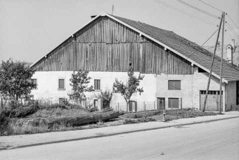 Ferme cadastrée 1964 D 24 : façades antérieure et latérale droite. © Région Bourgogne-Franche-Comté, Inventaire du patrimoine
