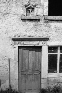 Ferme cadastrée 1964 D 25, 31, 31 bis, 33 : linteau de la porte d'entrée surmonté d'une niche et d'une inscription. © Région Bourgogne-Franche-Comté, Inventaire du patrimoine