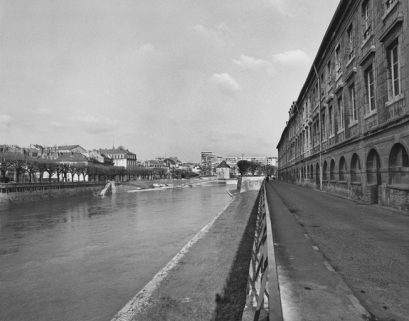 Vue d'ensemble du chemin de halage et du port de Strasbourg, depuis le quai Vauban (rive gauche en aval), en 1975. © Région Bourgogne-Franche-Comté, Inventaire du patrimoine Vue d'ensemble du chemin de halage et du port de Strasbourg, depuis le quai Vauban (rive gauche en aval), en 1975. © Région Bourgogne-Franche-Comté, Inventaire du patrimoine