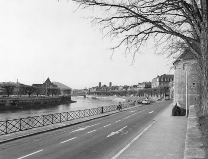 Vue d'ensemble du Doubs vers l'aval, depuis la tour de la Pelote rive droite, en 1975. © Région Bourgogne-Franche-Comté, Inventaire du patrimoine Vue d'ensemble du Doubs vers l'aval, depuis la tour de la Pelote rive droite, en 1975. © Région Bourgogne-Franche-Comté, Inventaire du patrimoine