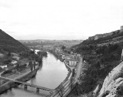 Vue d'ensemble plongeante sur l'usine et l'écluse de Tarragnoz, depuis la rive gauche en aval, en 1975. © Région Bourgogne-Franche-Comté, Inventaire du patrimoine Vue d'ensemble plongeante sur l'usine et l'écluse de Tarragnoz, depuis la rive gauche en aval, en 1975. © Région Bourgogne-Franche-Comté, Inventaire du patrimoine