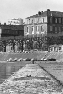 Le port de Strasbourg depuis la digue de l'île Saint-Pierre, en 1975. © Région Bourgogne-Franche-Comté, Inventaire du patrimoine Le port de Strasbourg depuis la digue de l'île Saint-Pierre, en 1975. © Région Bourgogne-Franche-Comté, Inventaire du patrimoine