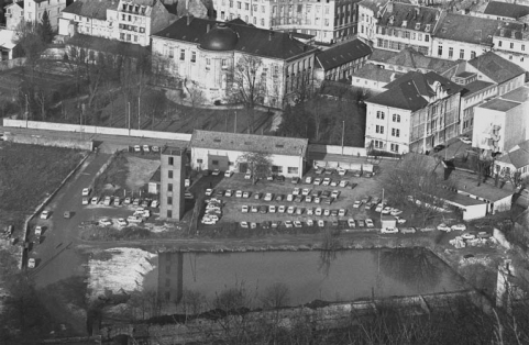 Vue d'ensemble rapprochée de la gare d'eau de Chamars (cadrage horizontal), depuis le fort de Chaudanne, en 1975. © Région Bourgogne-Franche-Comté, Inventaire du patrimoine