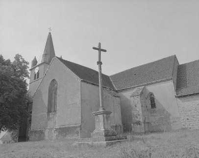 Façade latérale droite : transept et choeur, croix monumentale © Région Bourgogne-Franche-Comté, Inventaire du patrimoine