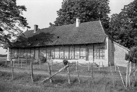 Bâtiment d'habitation vu de trois-quarts droit en 1975. © Région Bourgogne-Franche-Comté, Inventaire du patrimoine