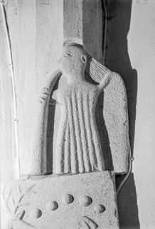 Intérieur : culot sculpté représentant un personnage jouant d'un instrument. © Région Bourgogne-Franche-Comté, Inventaire du patrimoine