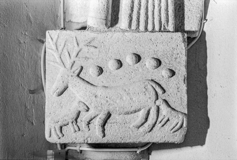 Intérieur : culot sculpté représentant un cerf attaqué par deux loups. © Région Bourgogne-Franche-Comté, Inventaire du patrimoine