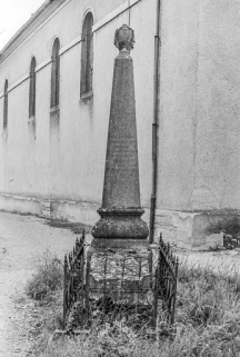 Monument sépulcral daté de 1864, devant l'église : face antérieure. © Région Bourgogne-Franche-Comté, Inventaire du patrimoine