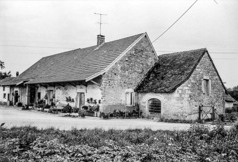 Ferme cadastrée 1969 AK 16  : façades antérieure et latérale droite. © Région Bourgogne-Franche-Comté, Inventaire du patrimoine