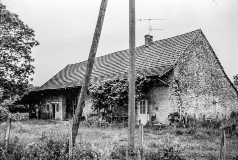 Ferme cadastrée 1969 AD 96  : façades antérieure et latérale droite. © Région Bourgogne-Franche-Comté, Inventaire du patrimoine