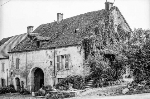Ferme cadastrée 1964 AC 54 : façades antérieure et latérale droite. © Région Bourgogne-Franche-Comté, Inventaire du patrimoine