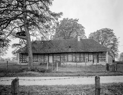 Bâtiment d'habitation vu de face en 1975. © Région Bourgogne-Franche-Comté, Inventaire du patrimoine