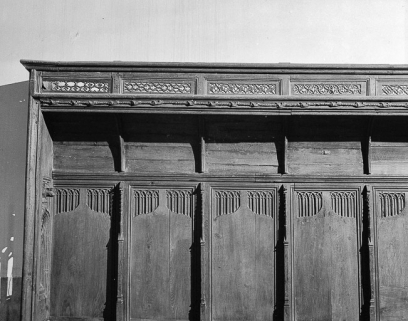 Stalles sud : dorsal et dais, partie gauche. © Région Bourgogne-Franche-Comté, Inventaire du patrimoine