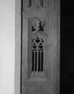 Stalles nord : jouée ouest des stalles hautes, panneau médian. © Région Bourgogne-Franche-Comté, Inventaire du patrimoine