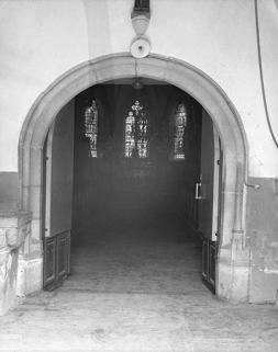 Intérieur : vestibule, portail d'entrée de la nef. © Région Bourgogne-Franche-Comté, Inventaire du patrimoine