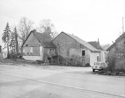 Ferme située au lieudit Montchauvrot, cadastrée 1959 AC 94 : vue de trois quarts droit, prise au cours des travaux routiers de l'hiver 1974-1975. © Région Bourgogne-Franche-Comté, Inventaire du patrimoine