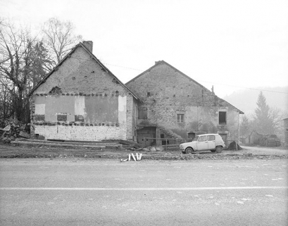 Ferme située au lieudit Montchauvrot, cadastrée 1959 AC 94 : façade sur rue prise au cours des travaux routiers de l'hiver 1974-1975. © Région Bourgogne-Franche-Comté, Inventaire du patrimoine