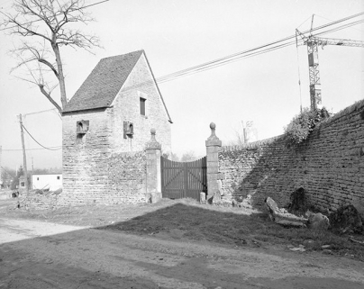 Ferme cadastrée 1959 AI 203 : portail et bâtiment d'entrée. © Région Bourgogne-Franche-Comté, Inventaire du patrimoine
