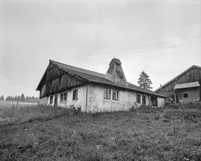 Ferme située au lieu-dit Remonot, cadastrée AC 50 : façades antérieure et latérale droite. © Région Bourgogne-Franche-Comté, Inventaire du patrimoine