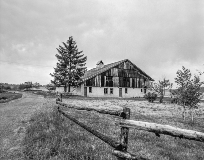 Ferme située au lieu-dit Combe d'Abondance, cadastrée B2 247 : façades postérieure et latérale droite. © Région Bourgogne-Franche-Comté, Inventaire du patrimoine