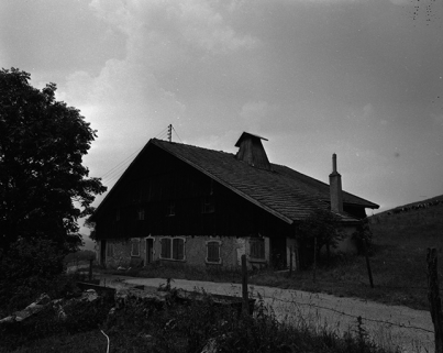 Ferme située au lieudit Le Nid du Fol, cadastrée ZD 51 : façades antérieure et latérale droite. © Région Bourgogne-Franche-Comté, Inventaire du patrimoine
