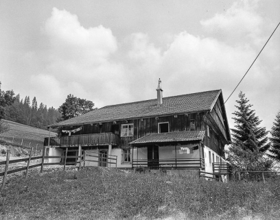 Ferme située au lieu-dit Les Jeanjacquots, cadastrée ZB 22 : vue d'ensemble. © Région Bourgogne-Franche-Comté, Inventaire du patrimoine Ferme située au lieu-dit Les Jeanjacquots, cadastrée ZB 22 : vue d'ensemble. © Région Bourgogne-Franche-Comté, Inventaire du patrimoine