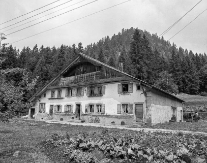 Ferme située au lieu-dit Le Dessus de la Fin, cadastrée B 1-6 : façades antérieure et latérale droite. © Région Bourgogne-Franche-Comté, Inventaire du patrimoine