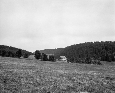 Ferme située au lieu-dit Les Charmottes : vue d'ensemble dans le site. © Région Bourgogne-Franche-Comté, Inventaire du patrimoine