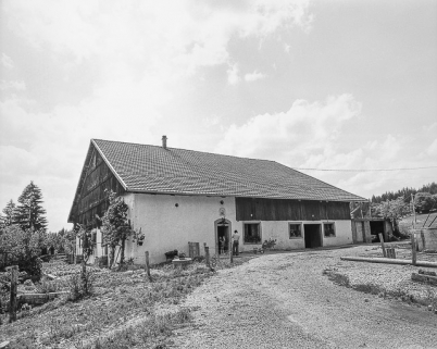 Ferme située au lieu-dit  Cerneux Billard, cadastrée A2  : façade antérieure et latérale gauche. © Région Bourgogne-Franche-Comté, Inventaire du patrimoine