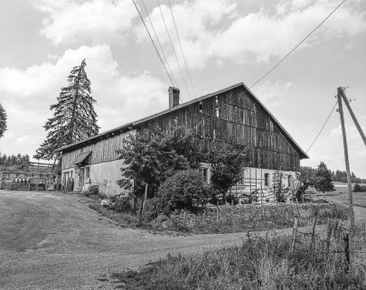 ferme située au lieu-dit Grand Cerneux : façade antérieure et latérale gauche. © Région Bourgogne-Franche-Comté, Inventaire du patrimoine