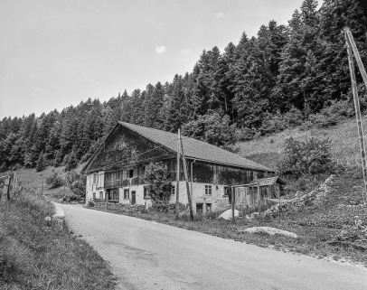Ferme située au lieu-dit Chez le Py : façades antérieure et latérale droite. © Région Bourgogne-Franche-Comté, Inventaire du patrimoine