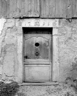 Façade antérieure : porte d'entrée. © Région Bourgogne-Franche-Comté, Inventaire du patrimoine Façade antérieure : porte d'entrée. © Région Bourgogne-Franche-Comté, Inventaire du patrimoine