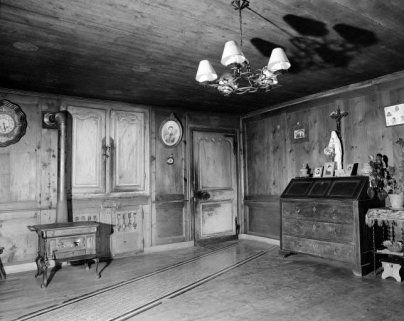 Intérieur : "poêle" droit. © Région Bourgogne-Franche-Comté, Inventaire du patrimoine Intérieur : "poêle" droit. © Région Bourgogne-Franche-Comté, Inventaire du patrimoine