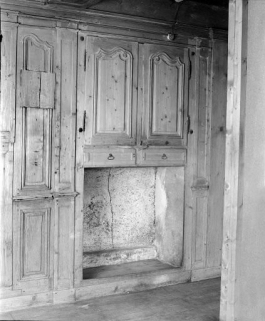 Intérieur : le "poêle", placards derrière la cheminée. © Région Bourgogne-Franche-Comté, Inventaire du patrimoine Intérieur : le "poêle", placards derrière la cheminée. © Région Bourgogne-Franche-Comté, Inventaire du patrimoine
