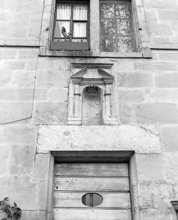 Détail : niche sur la façade antérieure. © Région Bourgogne-Franche-Comté, Inventaire du patrimoine Détail : niche sur la façade antérieure. © Région Bourgogne-Franche-Comté, Inventaire du patrimoine