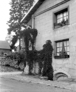 Façade antérieure : partie gauche avec contrefort et entrée de cave. © Région Bourgogne-Franche-Comté, Inventaire du patrimoine Façade antérieure : partie gauche avec contrefort et entrée de cave. © Région Bourgogne-Franche-Comté, Inventaire du patrimoine