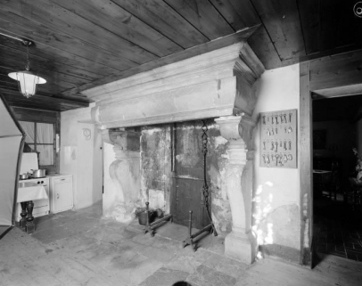 Iintérieur : cheminée en pierre. © Région Bourgogne-Franche-Comté, Inventaire du patrimoine Iintérieur : cheminée en pierre. © Région Bourgogne-Franche-Comté, Inventaire du patrimoine