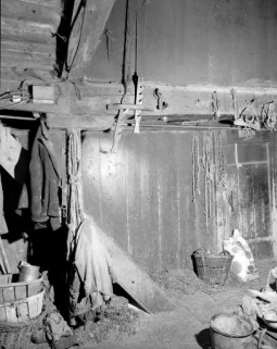 Pièce du "tué" : escalier de la grange et crémaillère des "manteaux" du "tué". © Région Bourgogne-Franche-Comté, Inventaire du patrimoine