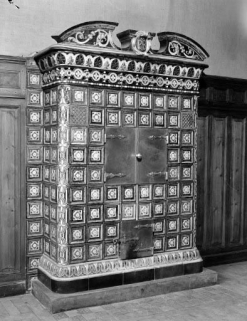 Intérieur : poêle en faïence daté de 1576. © Région Bourgogne-Franche-Comté, Inventaire du patrimoine