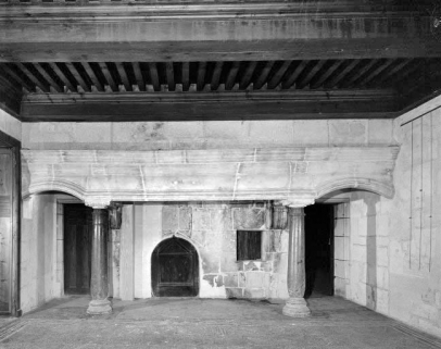 Intérieur : cheminée à manteau, le couvrement repose sur deux colonnes. © Région Bourgogne-Franche-Comté, Inventaire du patrimoine