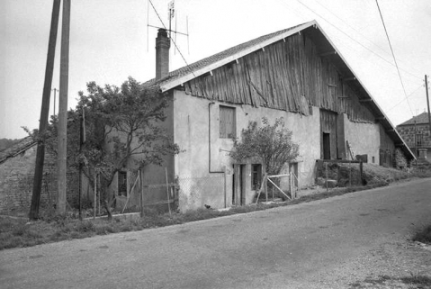 Ferme située rue des Vergers, cadastrée 1972 AB 62 : façade antérieure, vue de trois quarts gauche. © Région Bourgogne-Franche-Comté, Inventaire du patrimoine