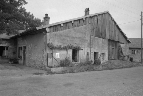 Ferme située 3 rue de l'Ecole : façade antérieure de trois quarts gauche. © Région Bourgogne-Franche-Comté, Inventaire du patrimoine