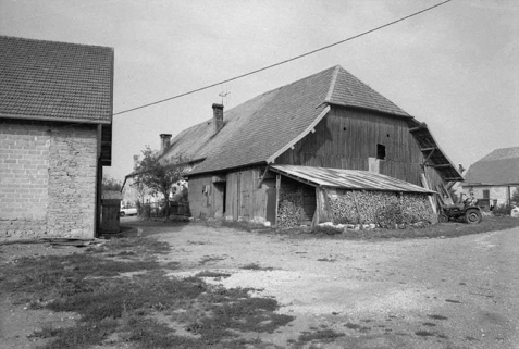 Ferme située rue du Château (?), cadastrée 1972 AB 185 : façade antérieure, vue trois quarts droit. © Région Bourgogne-Franche-Comté, Inventaire du patrimoine