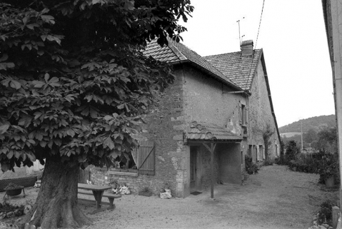 Ferme située 6 rue de Sous Velles : façade antérieure vue de trois quarts gauche. © Région Bourgogne-Franche-Comté, Inventaire du patrimoine