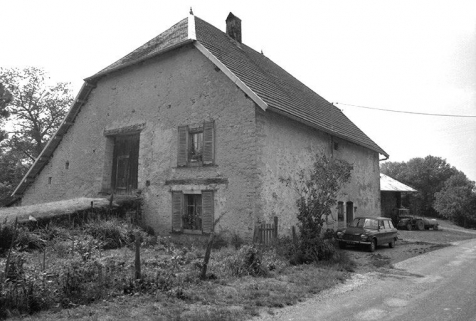 Ferme située au lieudit Les Cloutiers : façades antérieure et latérale droite. © Région Bourgogne-Franche-Comté, Inventaire du patrimoine
