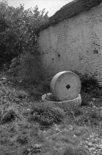 Ferme cadastrée 1965 AB 72, située au lieu-dit au Rondot : meule. © Région Bourgogne-Franche-Comté, Inventaire du patrimoine