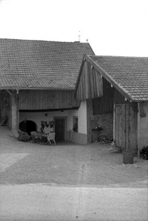 Ferme cadastrée 1965 ZM 23, située route de Besançon (?) : façade antérieure de trois quarts droit. © Région Bourgogne-Franche-Comté, Inventaire du patrimoine