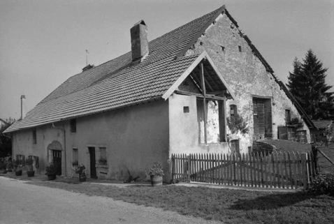 Ferme située 3 rue de Malbrans : façade antérieure et et face latérale droite. © Région Bourgogne-Franche-Comté, Inventaire du patrimoine
