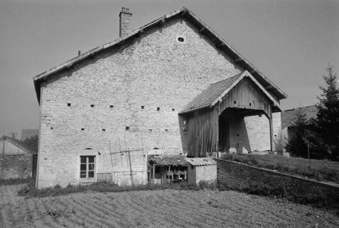 Ferme située 2 rue de Tarcenay : le pont de grange. © Région Bourgogne-Franche-Comté, Inventaire du patrimoine
