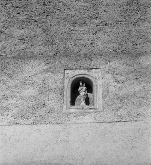 Ferme située rue de Tarcenay : niche contenant une statuette de la Vierge à l'Enfant. © Région Bourgogne-Franche-Comté, Inventaire du patrimoine